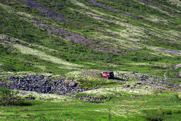 Jeep Rubicon se mueve en terreno rocoso sin una carretera — Foto de Stock
