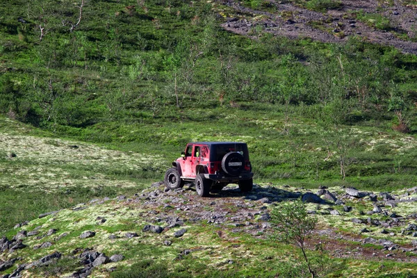 Jeep Rubicon mozog a sziklás terepen út nélkül — Stock Fotó