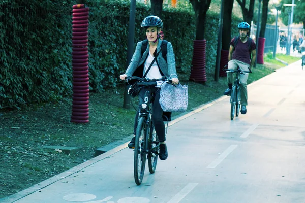 Велосипедисты на улицах французского города — стоковое фото