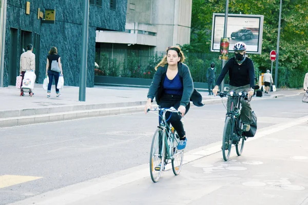 Ciclistas nas ruas da cidade francesa — Fotografia de Stock