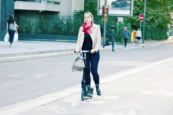 Ciclistas en las calles de la ciudad francesa — Foto de Stock