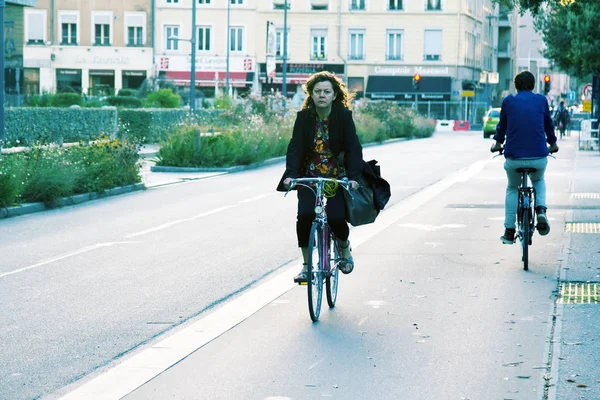 Ciclistas nas ruas da cidade francesa — Fotografia de Stock