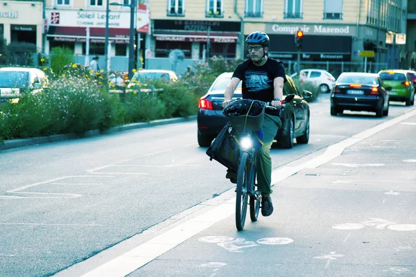 Radfahrer auf den Straßen der französischen Stadt — Stockfoto