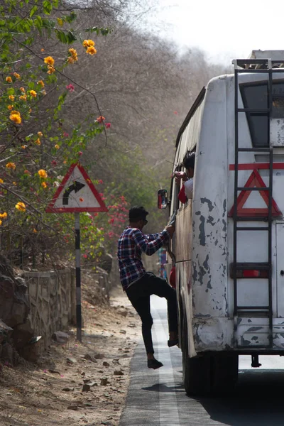 Индийский дирижер висит на ступеньках автобуса, по традиции — стоковое фото