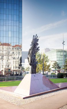 modernist metal heykel