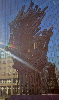 modernist metal heykel