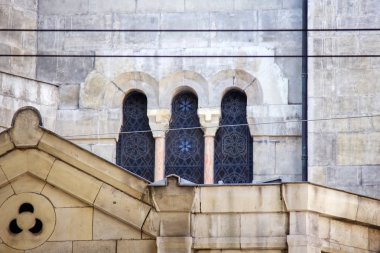 Aziz şeklinde kilise penceresi