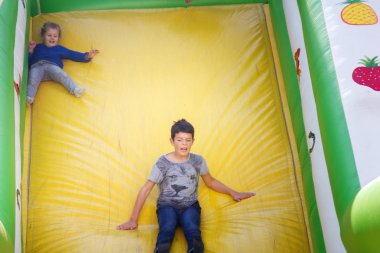 çocuklar yaz aşağı bir roller coaster binmek, duyguların çok