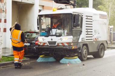 Avrupa 'nın büyük bir şehrinin sokaklarında modern bir temizlik makinesi ile cadde temizleme işlemi