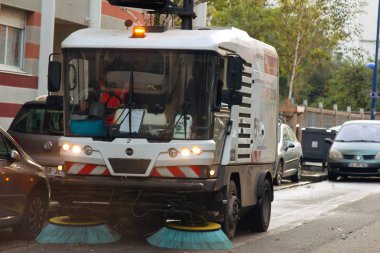 Avrupa 'nın büyük bir şehrinin sokaklarında modern bir temizlik makinesi ile cadde temizleme işlemi