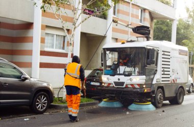 Avrupa 'nın büyük bir şehrinin sokaklarında modern bir temizlik makinesi ile cadde temizleme işlemi