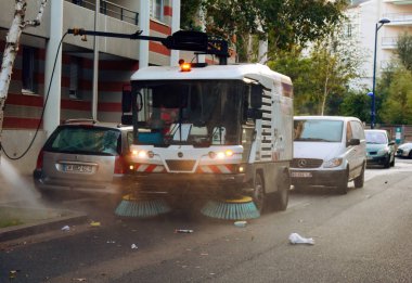 Avrupa 'nın büyük bir şehrinin sokaklarında modern bir temizlik makinesi ile cadde temizleme işlemi