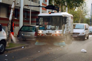 Avrupa 'nın büyük bir şehrinin sokaklarında modern bir temizlik makinesi ile cadde temizleme işlemi
