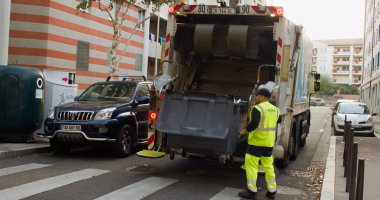 İki konteyner boşalma atık kamyona yükleme çöp toplama işçiler reddetme