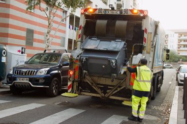 İki konteyner boşalma atık kamyona yükleme çöp toplama işçiler reddetme