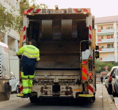 İki konteyner boşalma atık kamyona yükleme çöp toplama işçiler reddetme