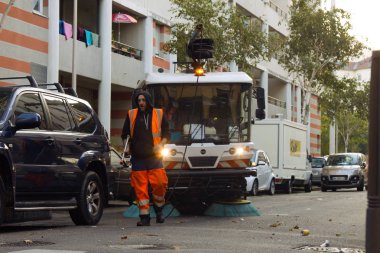 Avrupa 'nın büyük bir şehrinin sokaklarında modern bir temizlik makinesi ile cadde temizleme işlemi