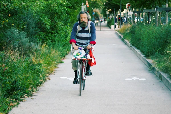 Ciclistas nas ruas da cidade francesa — Fotografia de Stock