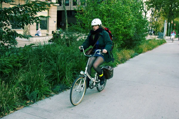 Велосипедисты на улицах французского города — стоковое фото