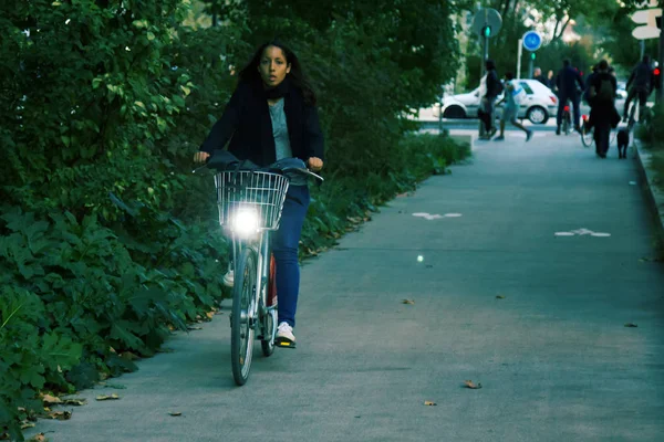 Ciclistas nas ruas da cidade francesa — Fotografia de Stock