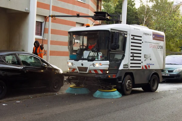 Process of cleaning street with a modern cleaning machine on the streets of a big city in Europe — Stock Photo, Image