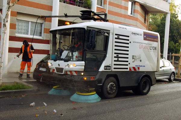 Avrupa 'nın büyük bir şehrinin sokaklarında modern bir temizlik makinesi ile cadde temizleme işlemi — Stok fotoğraf
