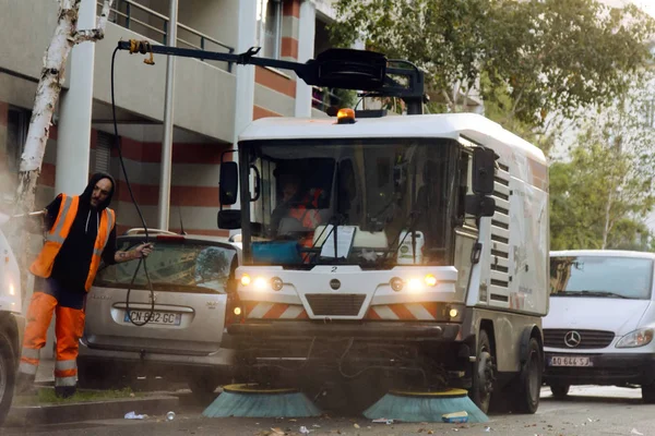 Proceso de limpieza de calles con una moderna máquina de limpieza en las calles de una gran ciudad de Europa —  Fotos de Stock