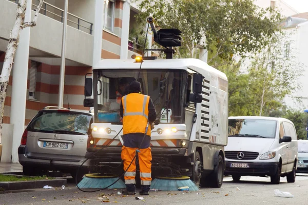 在欧洲一个大城市的街道上使用现代清洁器清扫街道的过程 — 图库照片