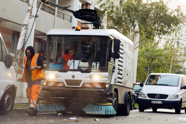 Processo di pulizia della strada con una moderna macchina per la pulizia per le strade di una grande città in Europa — Foto Stock
