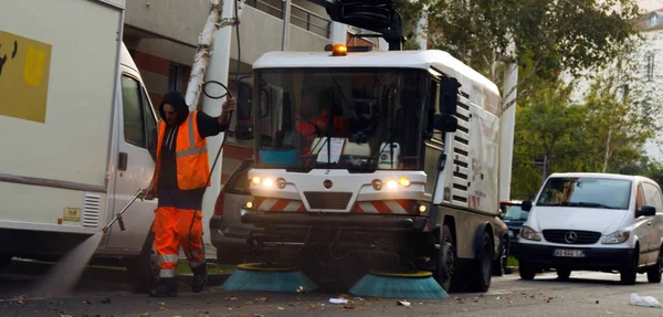 Processo di pulizia della strada con una moderna macchina per la pulizia per le strade di una grande città in Europa — Foto Stock