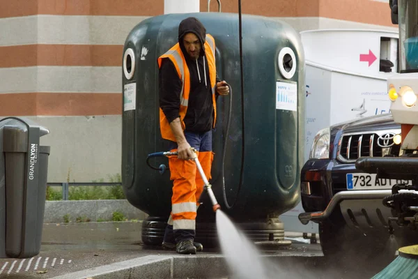 Processen att städa gatan med en modern rengöringsmaskin på gatorna i en storstad i Europa — Stockfoto