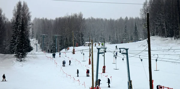 Góry w ośrodku narciarskim. snowboardzie i narciarze na szczycie stoku — Zdjęcie stockowe