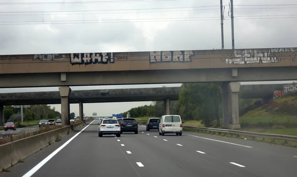 Motorväg vid ingången till den franska huvudstaden — Stockfoto