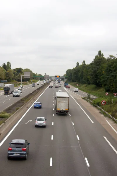 Autópálya a francia főváros bejáratánál — Stock Fotó