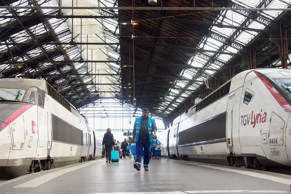 istasyonda yolcu trenleri temizlik servis çalışanları