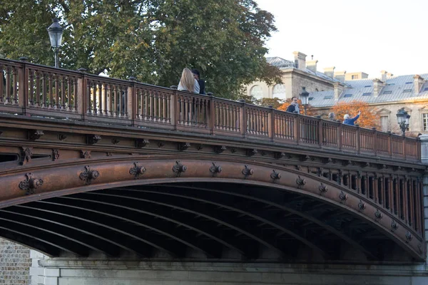 Metalowa rozpiętość starego mostu. Brązowa okładzina — Zdjęcie stockowe