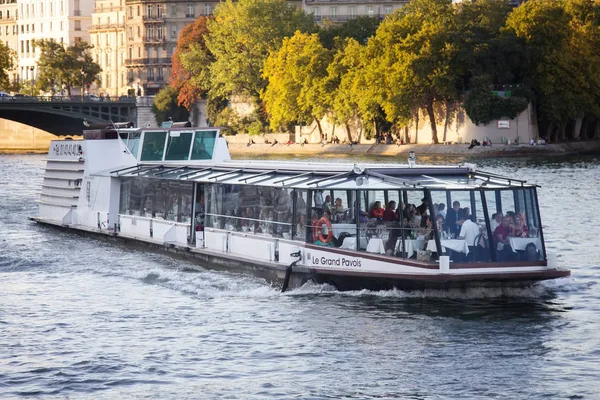 Barcos de recreio no rio Sena cheios de turistas — Fotografia de Stock