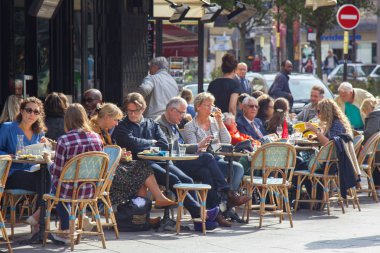 Merkezi Paris'te sokakta bir restoranda akşam yemeği