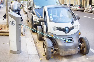 sahibi şarj istasyonunda elektrikli otomobilinizin pillerini şarj eder