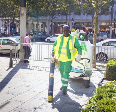 endüstriyel elektrikli süpürge ile bir hademe ile sokakları temizleme süreci