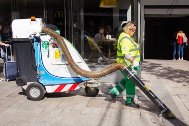 endüstriyel elektrikli süpürge ile bir hademe ile sokakları temizleme süreci