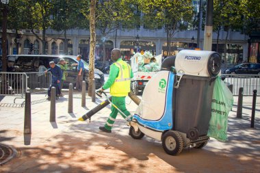 endüstriyel elektrikli süpürge ile bir hademe ile sokakları temizleme süreci
