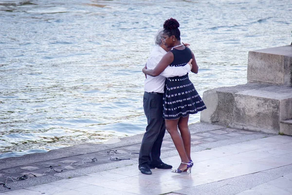 Parisliler yetişkinlik bankalar nehir Seine dans için gidiyor