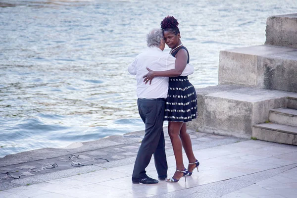 Parisliler yetişkinlik bankalar nehir Seine dans için gidiyor