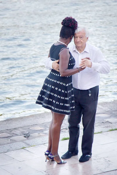 Parisliler yetişkinlik bankalar nehir Seine dans için gidiyor