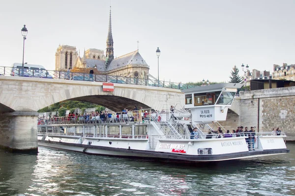 Łodzi rekreacyjnych na rzece Seine pełen turystów — Zdjęcie stockowe