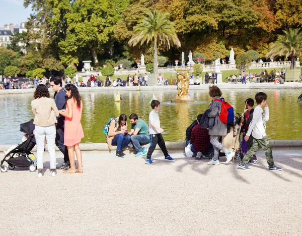 Parisare låta båtar i dammen, skala modellering. Många parisare semesterfirare — Stockfoto