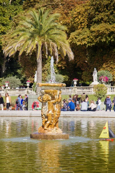 Parisliler tekneleri gölete, ölçekli modellemeye izin ver. Birçok Parisli tatilci