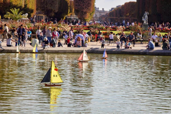 Parisliler tekneleri gölete, ölçekli modellemeye izin ver. Birçok Parisli tatilci