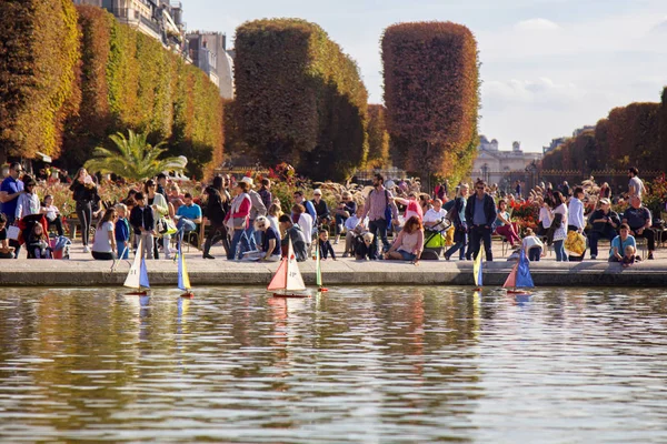 Paryżanie niech łodzi w stawie, modelowanie skali. Wielu urlopowiczów Parisians — Zdjęcie stockowe